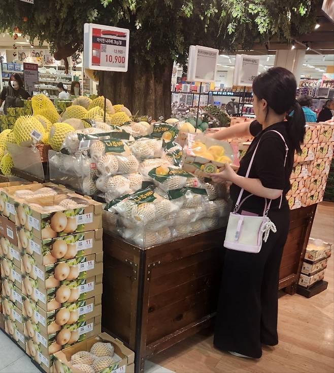 추석을 보름여 앞둔 15일 광주 서구의 한 대형마트에서 할인판매하고 있는 나주배를 구매하고 있는 시민의 모습. /박준호 기자 bjh@namdonews.com
