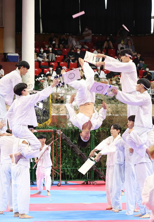 우석대총장기전국태권도대회에서 우석대 태권도 시범단이 공연을 하고 있다./전북일보 자료사진