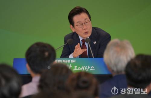 이재명 대통령은 12일 춘천시 강원창작개발센터에서 열린 지역 토론회 ‘강원의 마음을 듣다’ 타운홀 미팅에 참석해 김진태 강원자치도지사, 육동한 춘천시장 등과 함께 강원도민의 의견을 청취했다. 박승선기자