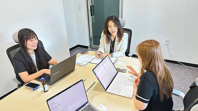 공동취재단이 삼척관광문화재단 브랜드마케팅팀 최지연 팀장과 인터뷰를 하고 있다.