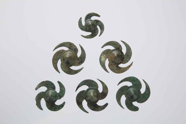 바람개비 모양 청동 방패. /국립김해박물관