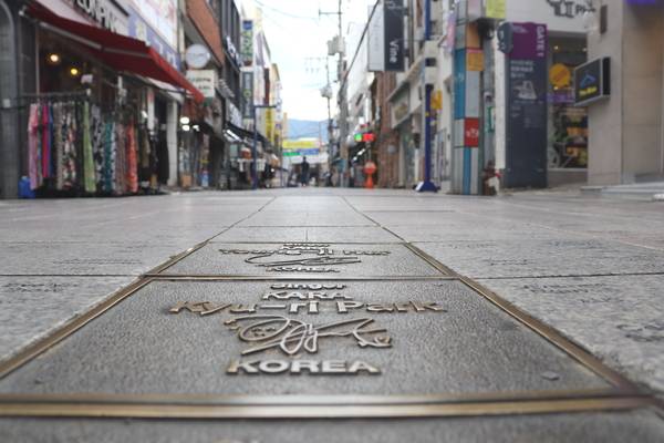 창원시 마산합포구 창동 상상길 특화거리. 대리석 보도블럭에 외국인 2만 3000명 이름을 새겨 넣는 등 사업비 20억 원을 투입했지만 찾는 사람이 없어 썰렁하다. /조재영 기자