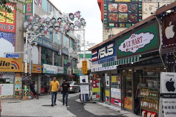 김해시 동상시장 인근 외국인거리가 시작되는 지점이다. 이색적인 간판들이 눈길을 끈다. /조재영 기자