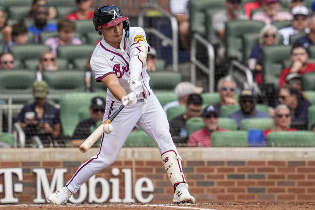 애틀랜타 브레이브스의 김하성이 15일 미국 조지아주 애틀랜타의 트루이스 파크에서 열린 MLB 휴스턴 애스트로스와의 경기 3회 안타를 때려내고 있다. 연합뉴스