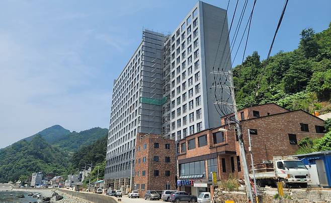 울릉(사동)항 해안가에 건설된 호텔라마다 울릉 전경. /김두한 기자