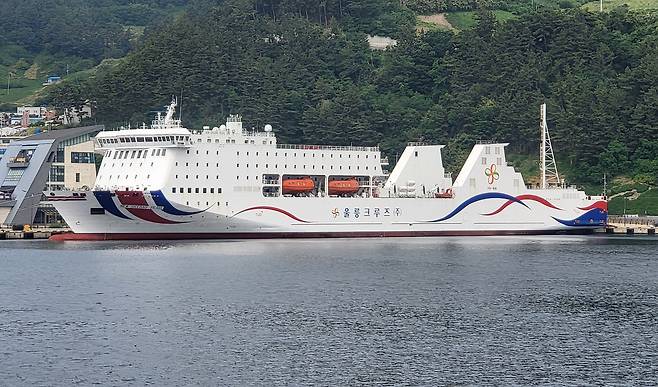 울릉(사동)항에 정박 중인 울릉크루즈 뉴씨다오펄호. /김두한 기자
