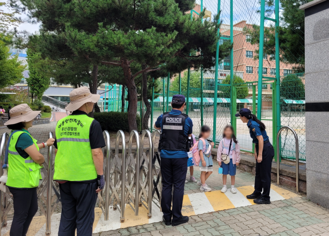 울산경찰청은 최근 전국적으로 초등학생 대상 납치·유괴 시도 등이 잇따르자 안전한 등하굣길 종성을 위해 통학로 순찰 활동 등을 강화하고 있다. 울산경찰청 제공