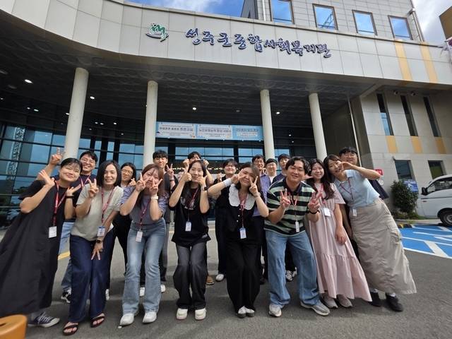 ▲ 성주군청 주민복지과 직원들과 복지관 직원들.