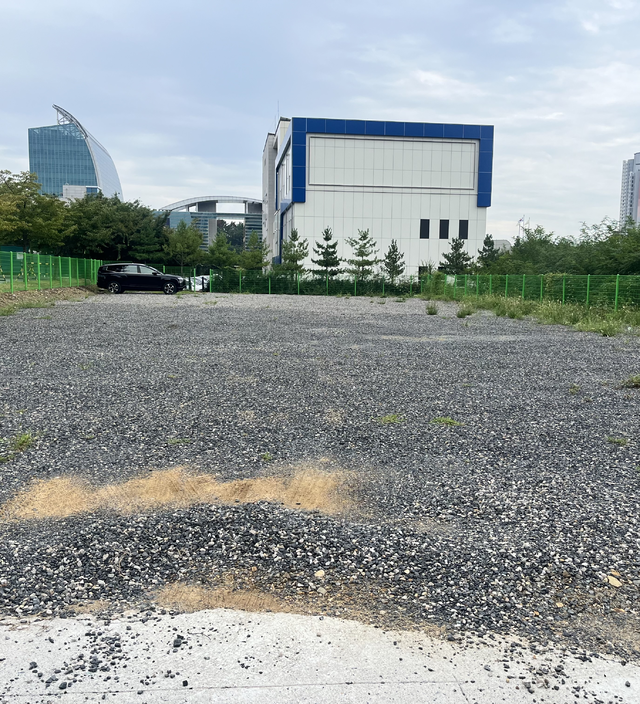 차량만 주차된 채 텅 빈 신서혁신도시 우체국 개발 부지. 김정원 기자