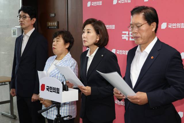 국민의힘 송석준·나경원·조배숙·주진우 의원.(오른쪽부터) 등 국회 법제사법위원회 위원들이 15일 서울 여의도 국회에서 조희대 대법원장에 대한 집권여당의 사퇴 요구 등과 관련, "민주공화정에 대한 심각한 도전"이라고 강도높게 비판했다. 연합뉴스