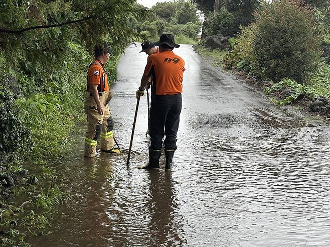 오전 11시56분 제주시 애월읍 광령리에서 빗물에 도로가 잠겨 소방이 출동했다. 사진 제공=제주소방안전본부
