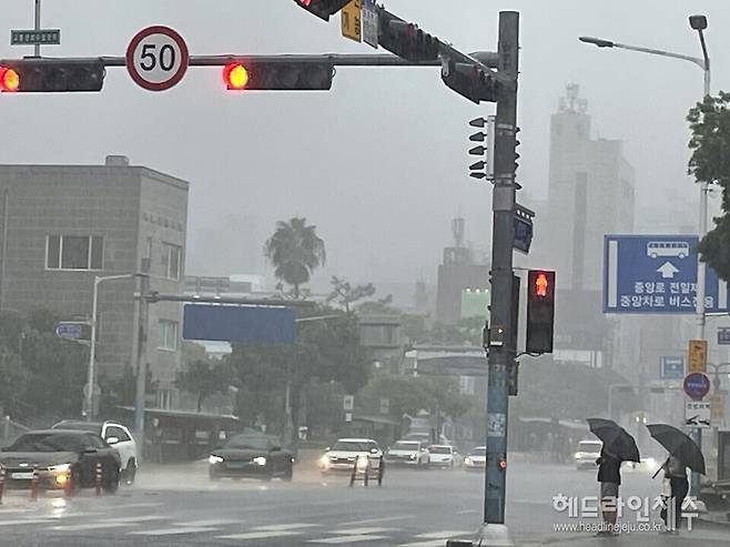 15일 오전 11시40분쯤, 강한 비가 쏟아져 내리고 있는 제주시내 거리.