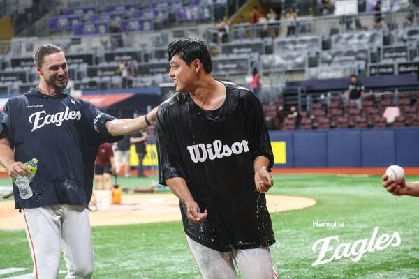 문동주가 10승 달성 후 와이스로부터 축하를 받고 있다. 사진 | 한화이글스