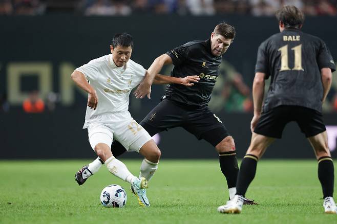 스티븐 제라드가 14일 서울월드컵경기장에서 열린 2025 넥슨 아이콘매치 메인 경기에서 이영표와 몸 싸움을 하고 있다. 사진=넥슨