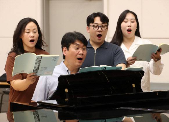 국립합창단 정기공연에서 첫 솔리스트로 나서는 알토 유송이(왼쪽부터), 베이스 유지훈, 테너 조정빈, 소프라노 박준원이 연습을 하고 있다(사진=김태형 기자).