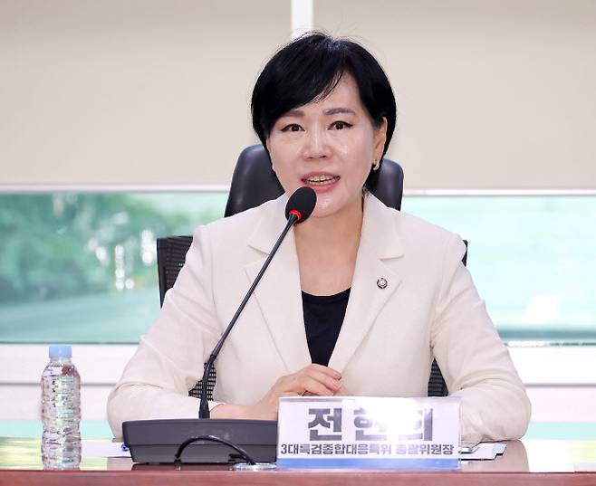 15일 서울 여의도 국회 의원회관에서 열린 민주당 3대특검 종합대응특위-김건희특검TF 간담회에서 전현희 특위 총괄위원장이 발언하고 있다.(사진=연합뉴스)