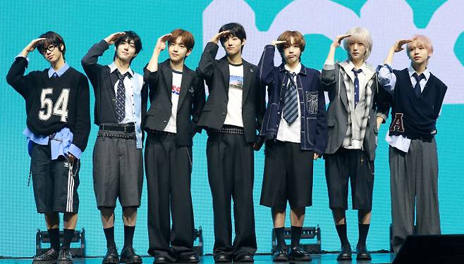 그룹 아이딧(IDID)의 박성현(왼쪽부터)과 백준혁, 김민재, 장용훈, 정세민, 박원빈, 추유찬이 15일 서울 광진구 예스24 라이브홀에서 열린 첫 미니앨범 ‘아이 디드 잇.’(I did it.) 발매 쇼케이스에서 포즈를 취하고 있다.(사진=뉴스1)