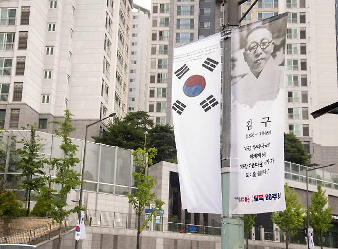 용산구에 걸린 태극기와 현수기.(사진=용산구)