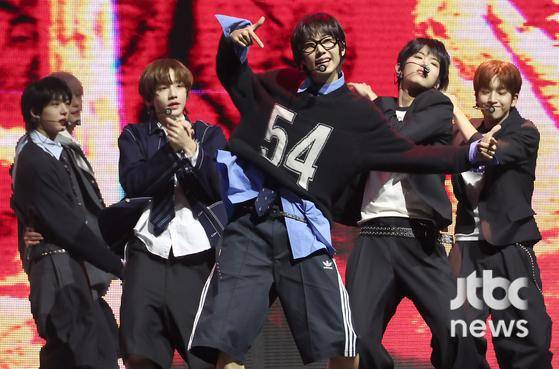 그룹 아이딧(IDID)이 15일 오후 서울 예스24 라이브홀에서 열린 첫 번째 미니 앨범 '아이 디드 잇.(I did it.)' 쇼케이스 무대에 올라 공연을 펼치고 있다. 박세완 엔터뉴스팀 기자 park.sewan@jtbc.co.kr