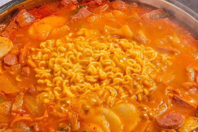 라면, 짬뽕 등 면 음식은 보건 당국이 조사한 나트륨 많은 식품 중 상위권에 포함된다. 면을 먹되 국물은 남기는 것이 좋다.  [사진=클립아트코리아]