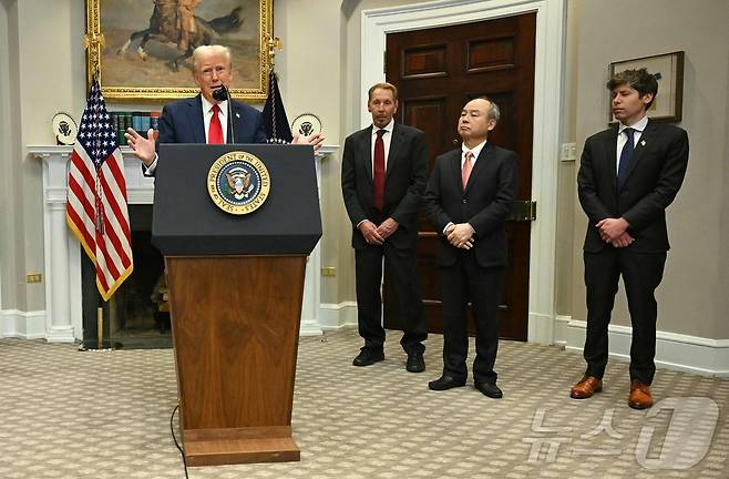 도널드 트럼프 미국 대통령이 21일(현지시간) 워싱턴 백악관에서 래리 엘리슨 오라클 회장(트럼프 바로 옆)이 트럼프의 기자회견을 지켜보고 있다. ⓒ AFP=뉴스1 ⓒ News1 우동명 기자