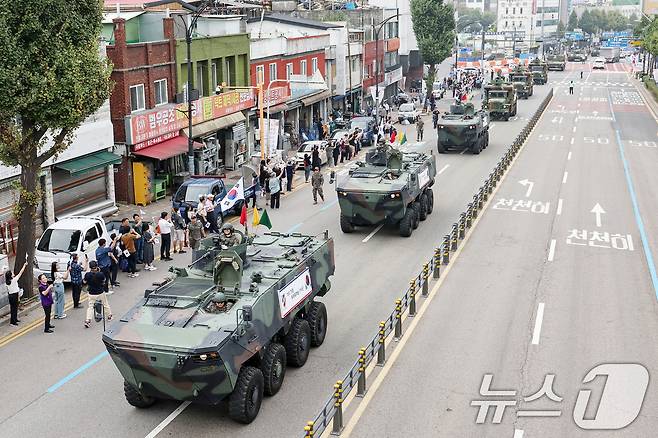 지난해  '제74주년 인천상륙작전 기념 시가행진' 행렬에 장갑차를 비롯한 군 장비들이 투입 돼 도로 위를 달리고 있다. 2024.9.11/뉴스1 ⓒ News1 민경석 기자
