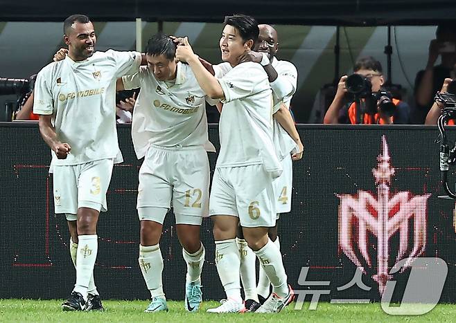 14일 오후 서울 마포구 서울월드컵경기장에서 열린 '2025 넥슨 아이콘매치' FC 스피어와 실드 유나이티드의 경기, 실드 유나이티드 박주호가 역전골을 넣고 동료들과 기뻐하고 있다. 2025.9.14/뉴스1 ⓒ News1 김도우 기자