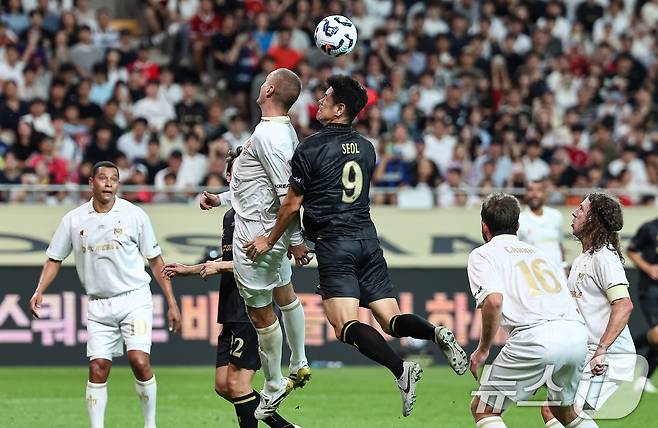 14일 오후 서울 마포구 서울월드컵경기장에서 열린 '2025 넥슨 아이콘매치' FC 스피어와 실드 유나이티드의 경기, FC스피어 설기현이 헤더슛을 시도하고 있다. 2025.9.14/뉴스1 ⓒ News1 김도우 기자