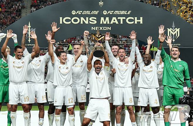 14일 오후 서울 마포구 서울월드컵경기장에서 열린 '2025 넥슨 아이콘매치' FC 스피어와 실드 유나이티드의 경기, 실드 유나이티드 선수들이 2대1 승리 후 트로피를 들고 기뻐하고 있다. 2025.9.14/뉴스1 ⓒ News1 김도우 기자