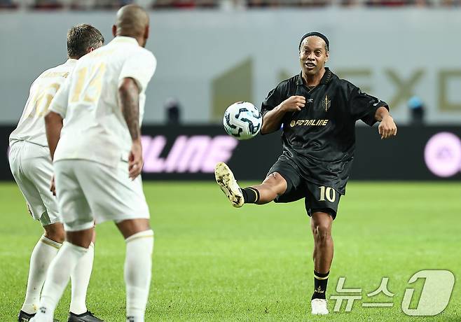 14일 오후 서울 마포구 서울월드컵경기장에서 열린 '2025 넥슨 아이콘매치' FC 스피어와 실드 유나이티드의 경기, FC스피어 호나우지뉴가 패스를 시도하고 있다. 2025.9.14/뉴스1 ⓒ News1 김도우 기자