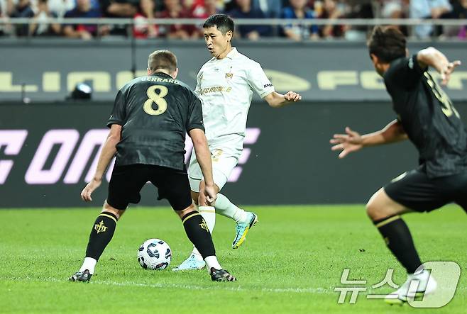 14일 오후 서울 마포구 서울월드컵경기장에서 열린 '2025 넥슨 아이콘매치' FC 스피어와 실드 유나이티드의 경기, 실드 유나이티드 이영표가 공격을 시도하고 있다. 2025.9.14/뉴스1 ⓒ News1 김도우 기자