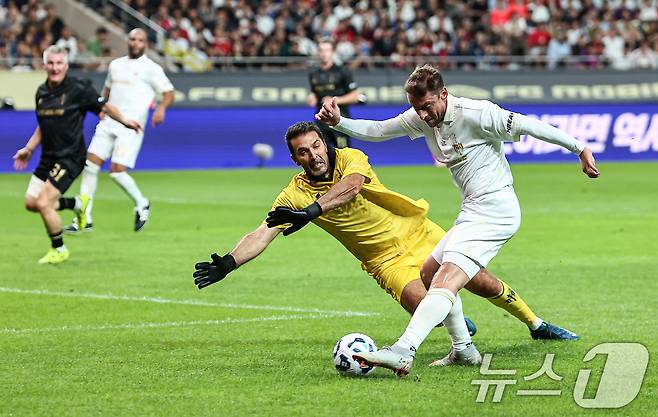 14일 오후 서울 마포구 서울월드컵경기장에서 열린 '2025 넥슨 아이콘매치' FC 스피어와 실드 유나이티드의 경기, FC 스피어 골키퍼 부폰이 실드 유나이티드 클라우디오 마르키시오의 슛을 막고 있다. 2025.9.14/뉴스1 ⓒ News1 김도우 기자