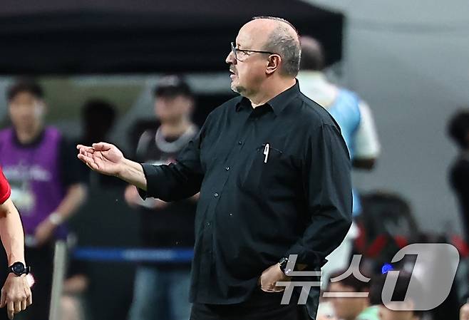 14일 오후 서울 마포구 서울월드컵경기장에서 열린 '2025 넥슨 아이콘매치' FC 스피어와 실드 유나이티드의 경기, 실드 유나이티드 라파엘 베니테스 감독이 작전을 지시하고 있다. 2025.9.14/뉴스1 ⓒ News1 김도우 기자