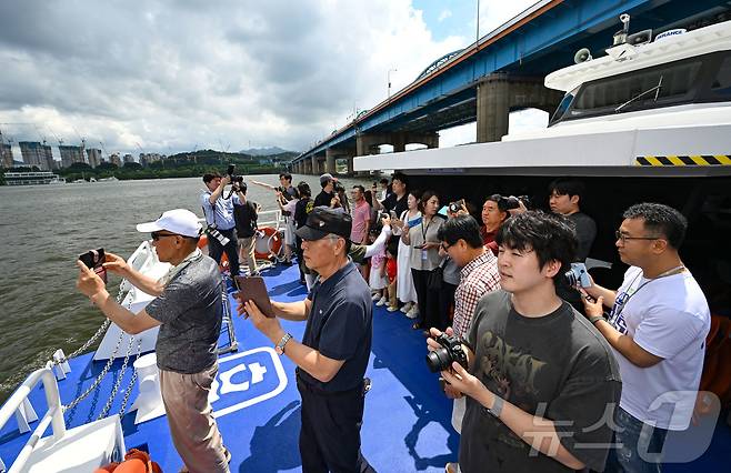 서울 영등포구 여의도 선착장에서 한강버스 시민체험단이 도시 풍경을 감상하고 있다. (공동취재) 2025.7.1/뉴스1 ⓒ News1 박지혜 기자