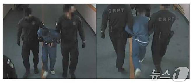 지난해 10월 대전교도소에서 교도관들이 수용자 A 씨를 금속보호대로 결박하고 이동시키고 있다.(인권위 제공)