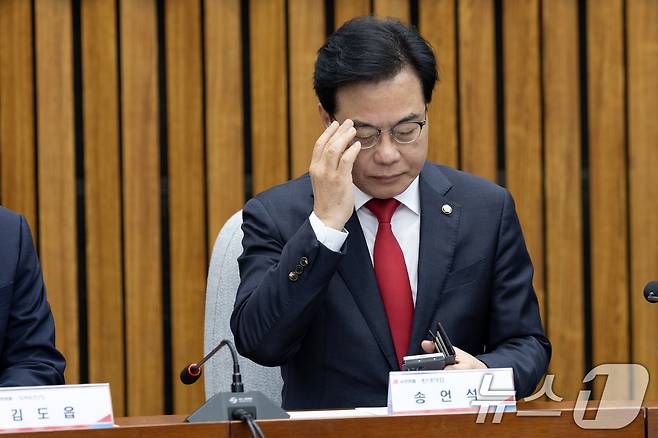 송언석 국민의힘 원내대표가  서울 여의도 국회에서 열린 '이재명 정부 100일 국정 파탄 실정 토론회'에 참석해 안경을 고쳐쓰고 있다. 2025.9.12/뉴스1 ⓒ News1 이승배 기자