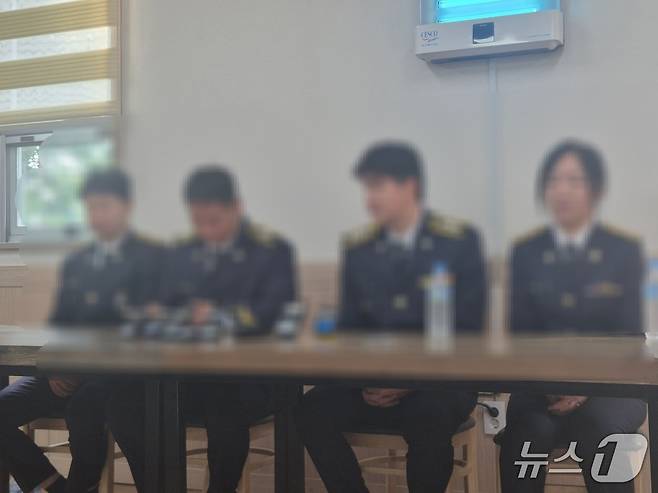 故 이재석 경사가 지난 11일 홀로 갯벌 구조 작업에 나설 당시 당직 근무를 섰던 4명이 15일 오전 인천 동구 청기와장례식장에서 기자회견을 하고 있다./뉴스1