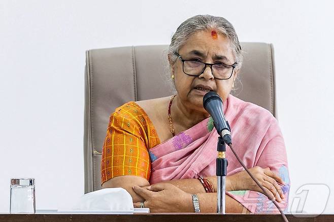 수실라 카르키 네팔 임시정부 신임 총리가 14일(현지시간) 카트만두 총리실에서 공식 업무를 시작하고 관계자들과 대화를 나누고 있다. 2025.09.14. ⓒ AFP=뉴스1 ⓒ News1 윤다정 기자