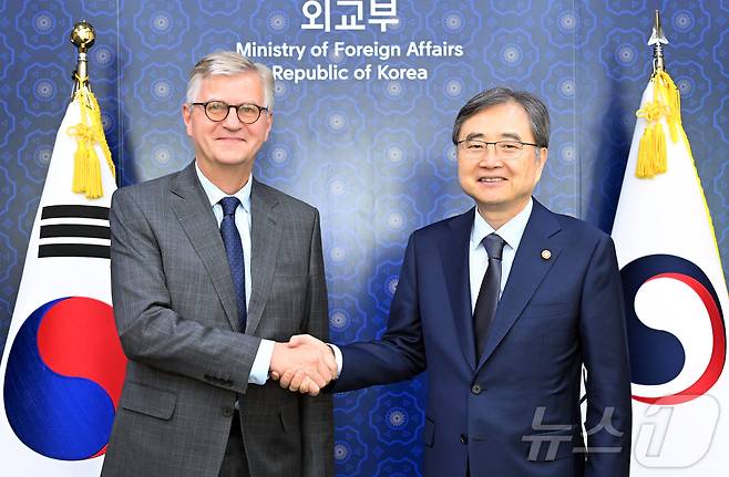 조현 외교부 장관이 15일 오후 서울 종로구 정부서울청사 별관 외교부에서 방한 중인 장-피에르 라크루아(Jean-Pierre Lacroix) 유엔 평화활동국(DPO) 사무차장을 접견하고 있다. (외교부 제공) 2025.9.15/뉴스1