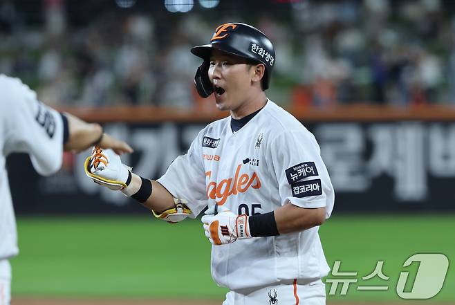 15일 오후 대전 한화생명 볼파크에서 열린 프로야구 '2025 신한 SOL뱅크 KBO 리그' 키움 히어로즈와 한화 이글스 경기에서 4회말 무사 만루 한화 황영묵이 1타점 적시타를 치고 출루해 환호하고 있다. 2025.9.15/뉴스1 ⓒ News1 김기태 기자