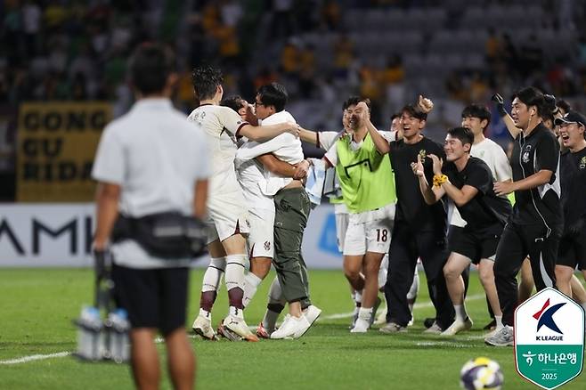 기뻐하는 이정효 감독과 광주 선수들. 제공 | 한국프로축구연맹