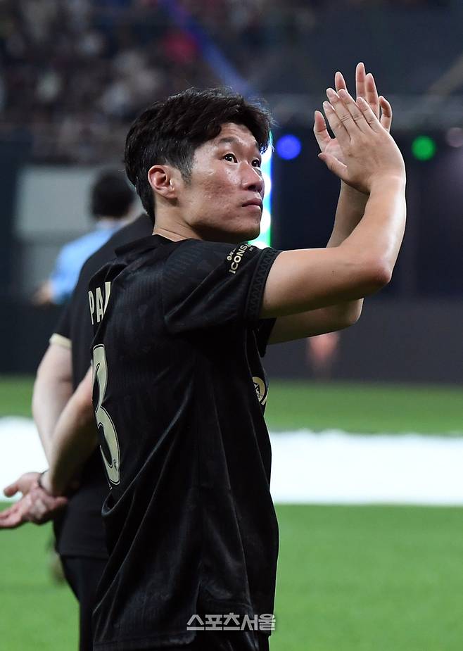 박지성이 14일 서울월드컵경기장에서 열린 ‘2025 아이콘매치’ FC 스피어와 쉴드 유나이티드의 경기를 마친 뒤 팬들에게 인사를 하고 있다. 2025. 9. 14.  박진업 기자 upandup@sportsseoul.com