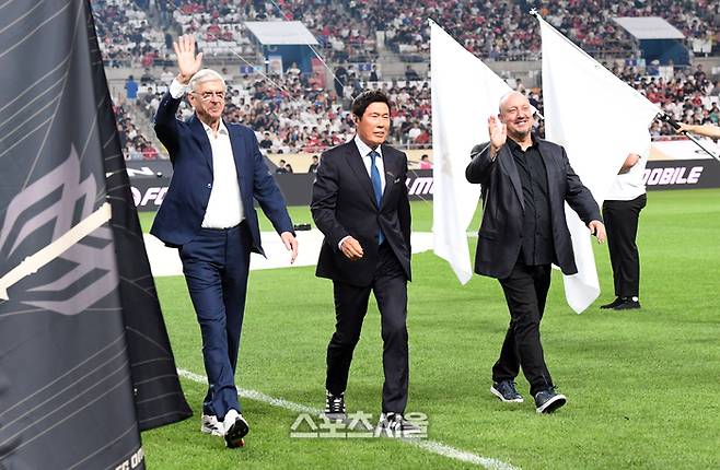 14일 서울월드컵경기장에서 열린 ‘2025 아이콘매치’ FC 스피어와 쉴드 유나이티드의 경기에 앞서 차범근 전 감독(가운데)과 FC 스피어의 벵거 감독(왼쪽), 쉴드 유나이티드의 베니테즈 감독이 식전 행사를 마치고 그라운드를 걸어나가고 있다. 2025. 9. 14.  박진업 기자 upandup@sportsseoul.com