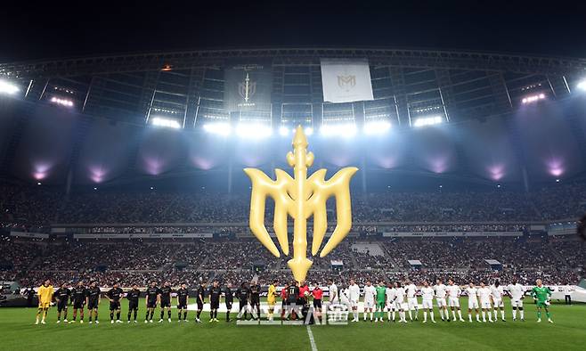 14일 서울월드컵경기장에서 열린 ‘2025 아이콘매치’ FC 스피어와 쉴드 유나이티드의 경기에 앞서 양팀 선수들이 도열해 인사를 나누고 있다. 2025. 9. 14.  박진업 기자 upandup@sportsseoul.com