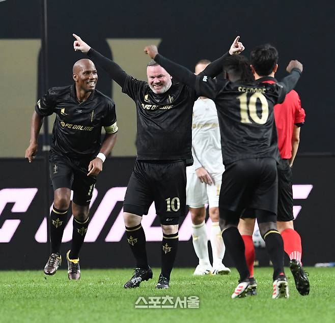 FC 스피어의 웨인 루니(가운데)가 14일 서울월드컵경기장에서 열린 ‘2025 아이콘매치’ 쉴드 유나이티드와의 경기에서 선제골을 넣은 뒤 드로그바(왼쪽) 등 동료들과 함께 기뻐하고 있다. 2025. 9. 14.  박진업 기자 upandup@sportsseoul.com