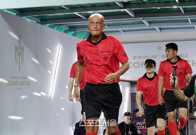 피에를루이지 콜리나 주심이 14일 서울월드컵경기장에서 열린 ‘2025 아이콘매치’ FC 스피어와 쉴드 유나이티드의 경기에 앞서 그라운드로 입장하고 있다. 2025. 9. 14.  박진업 기자 upandup@sportsseoul.com