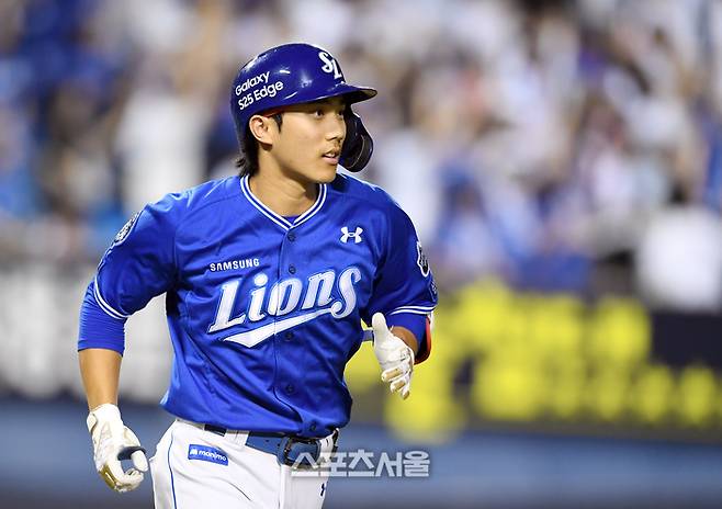 삼성 이재현이 잠실구장에서 열린 2025 KBO리그 두산과의 경기 9회초 무사 만루 상황에서 두산 박신지를 상대로 역전 만루 홈런을 치고 베이스를 돌고 있다. 잠실 | 박진업 기자 upandup@sportsseoul.com