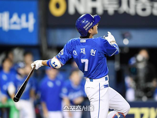 삼성 이재현이 잠실구장에서 열린 2025 KBO리그 두산과의 경기 9회초 무사 만루 상황에서 두산 박신지를 상대로 역전 만루 홈런을 치고 있다. 잠실 | 박진업 기자 upandup@sportsseoul.com