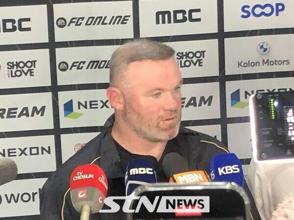 경기 후 인터뷰에 응하는 웨인 루니. /사진=이형주 기자(상암)