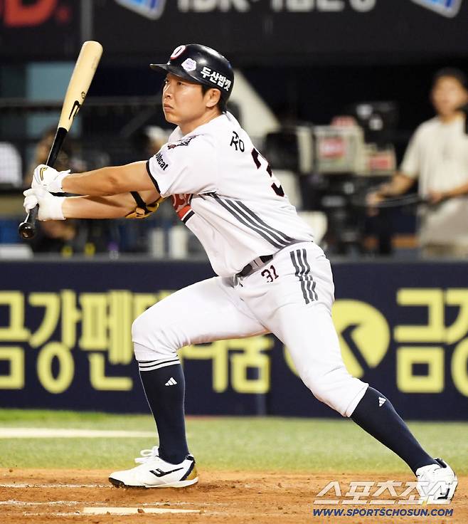 28일 잠실구장에서 열린 두산 베어스와 삼성 라이온즈의 경기. 두산 정수빈이 안타를 날리고 있다. 잠실=박재만 기자 pjm@sportschosun.com/2025.08.28/